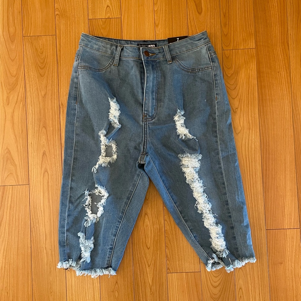 Fashion Nova cropped jeans! Never worn! Size 7! Tags still attached!